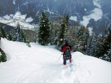 Abstieg im Schneetreiben