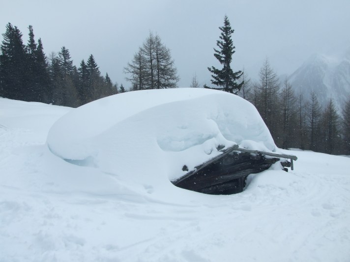 Hühnerspielhütten - tief unter dem Schnee