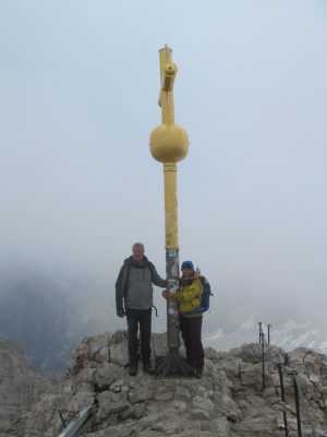 Harry und Tina am Gipfelkreuz der Zugspitze